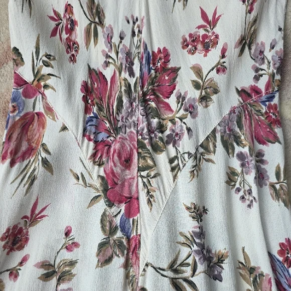 Chic Floral Maxi Dress in White and Pink - Picture 3 of 4